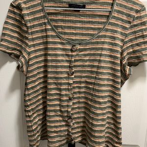 Crop Top - Short Sleeve w Button Accents